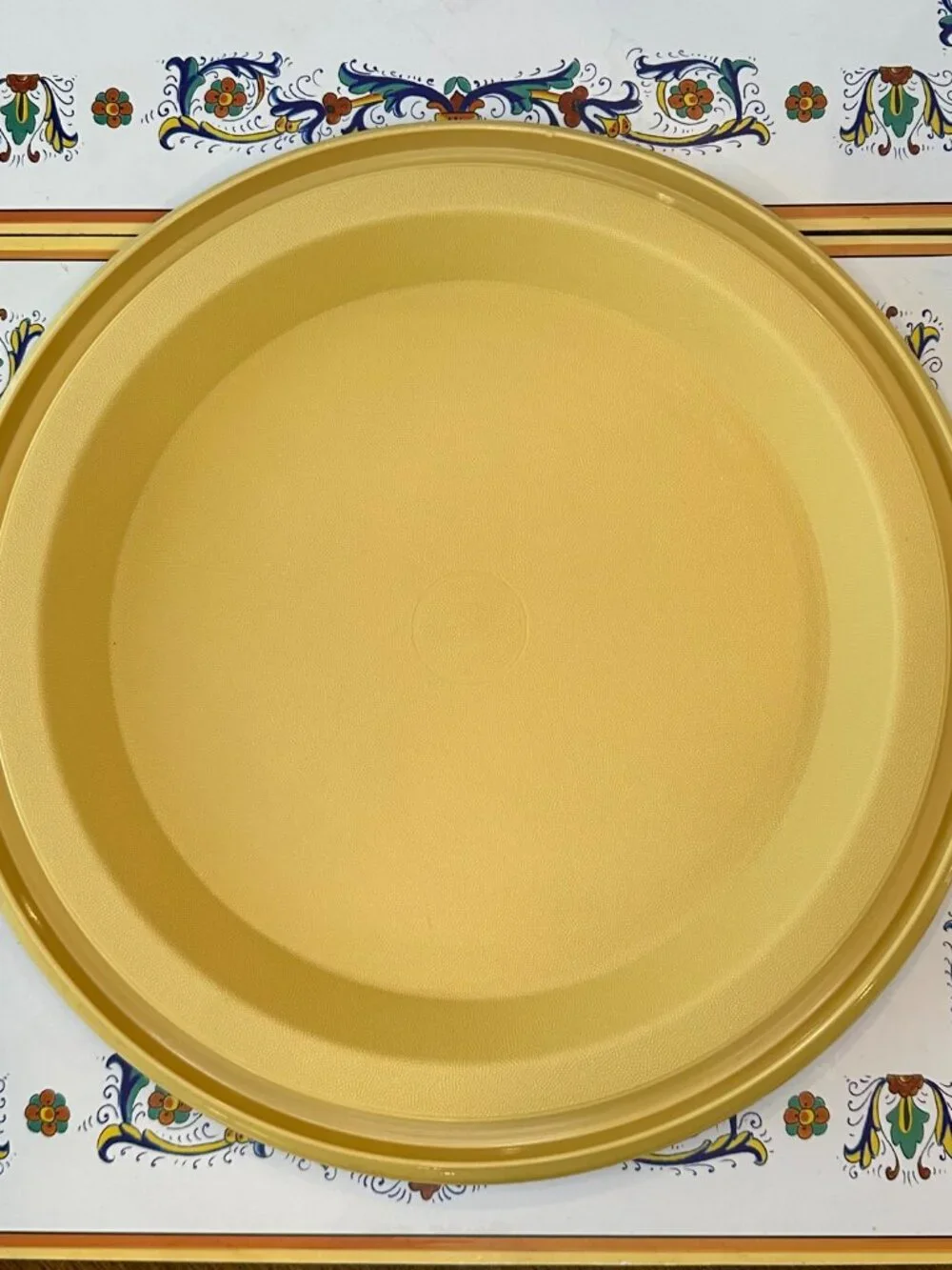vintage Tupperware round cake and pie carrier in Harvest Gold